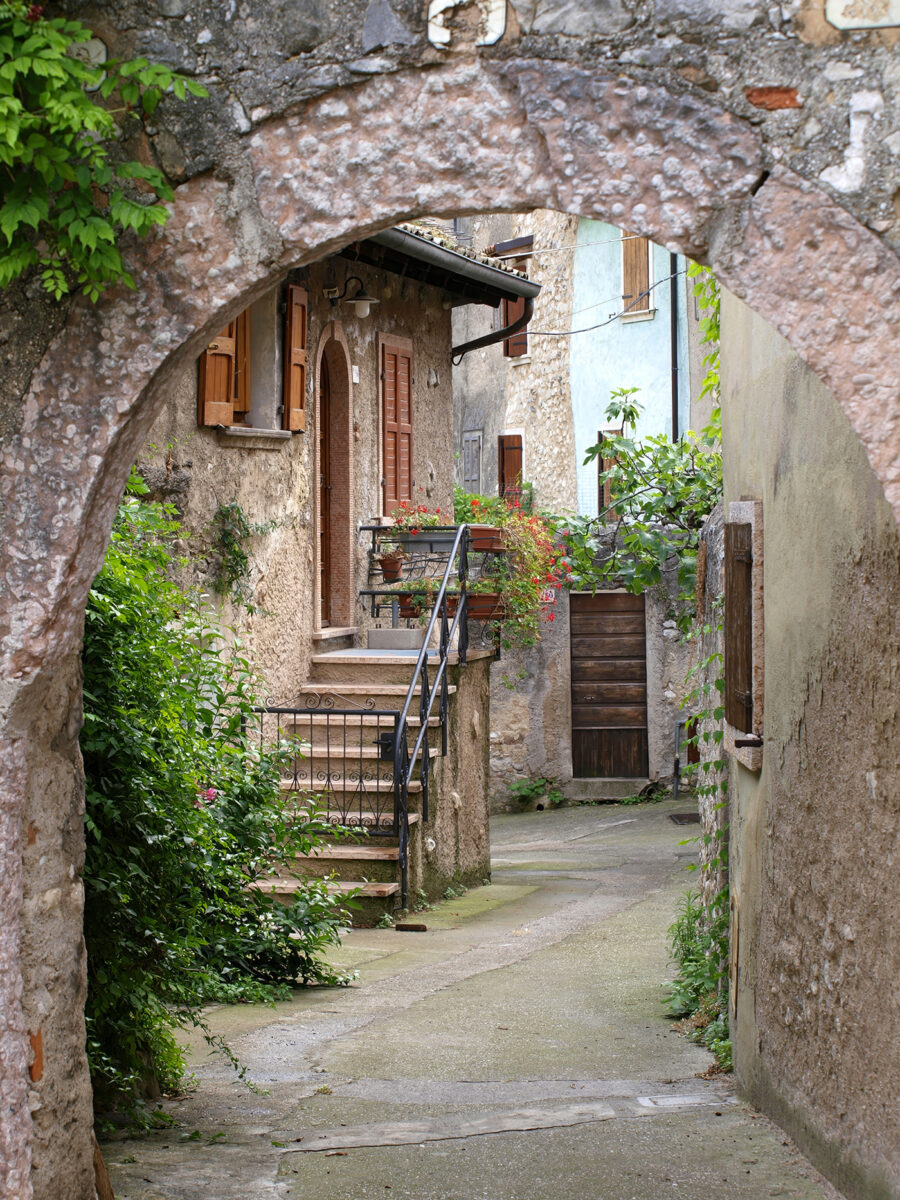 Old lane, stone arch — full design