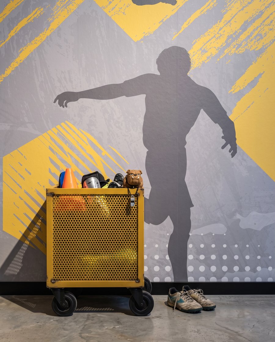 Footballers in motion — interior 9
