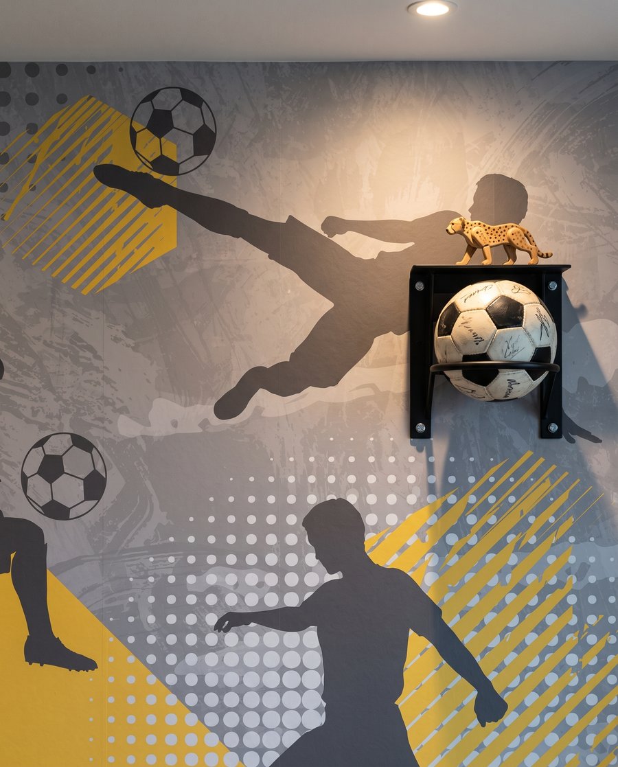 Footballers in motion — detail