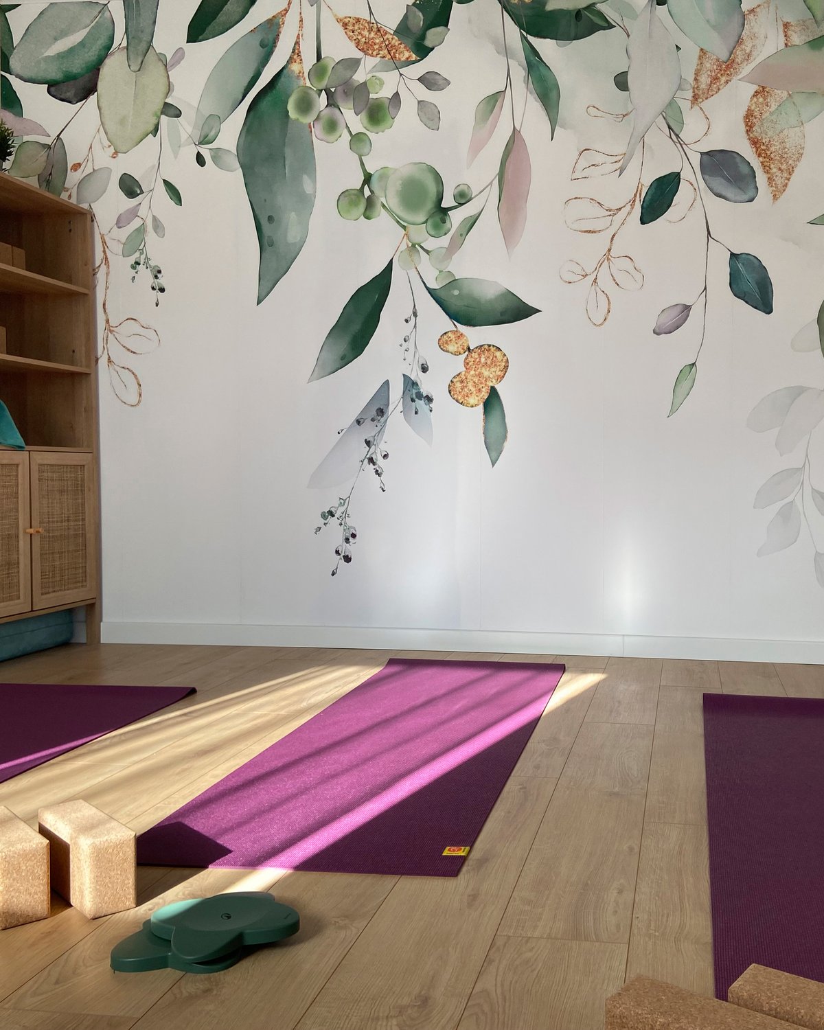 A customer’s room with a wall mural, photo 14 of 48